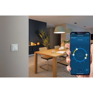Bosch Smart Home Starter Set II: Lichtsteuerung per App und Wandschalter im Wohnraum.