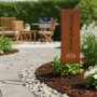 Rostbrauner Relaxdays Gartenstecker aus Eisen mit Schriftzug und Lotusblüte, 115 cm hoch.