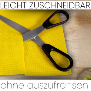 Gelbe Sensalux Vlies-Tischdecke wird mit einer Schere zugeschnitten.