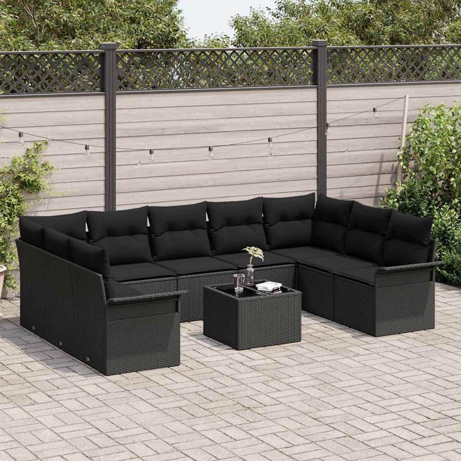 Schwarzes 10-teiliges vidaXL Garten-Sofa-Set aus Poly Rattan mit Kissen.
