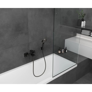 Hansgrohe Wannenarmatur Vernis Shape Aufputz in Matt Schwarz mit Handbrause an Badewanne.