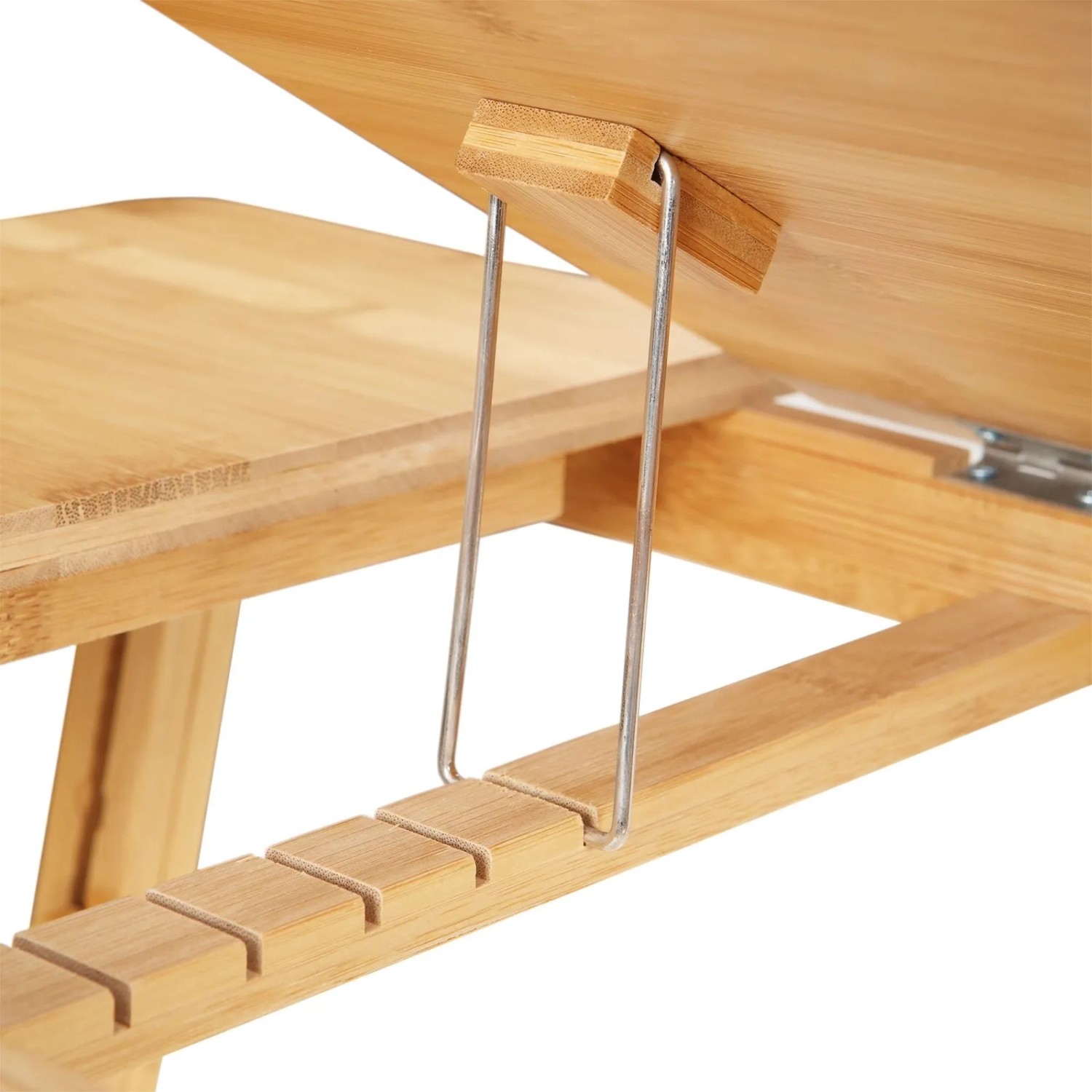Detailansicht: Naturfarbener Songmics Laptoptisch aus Bambus mit verstellbarer Neigung.