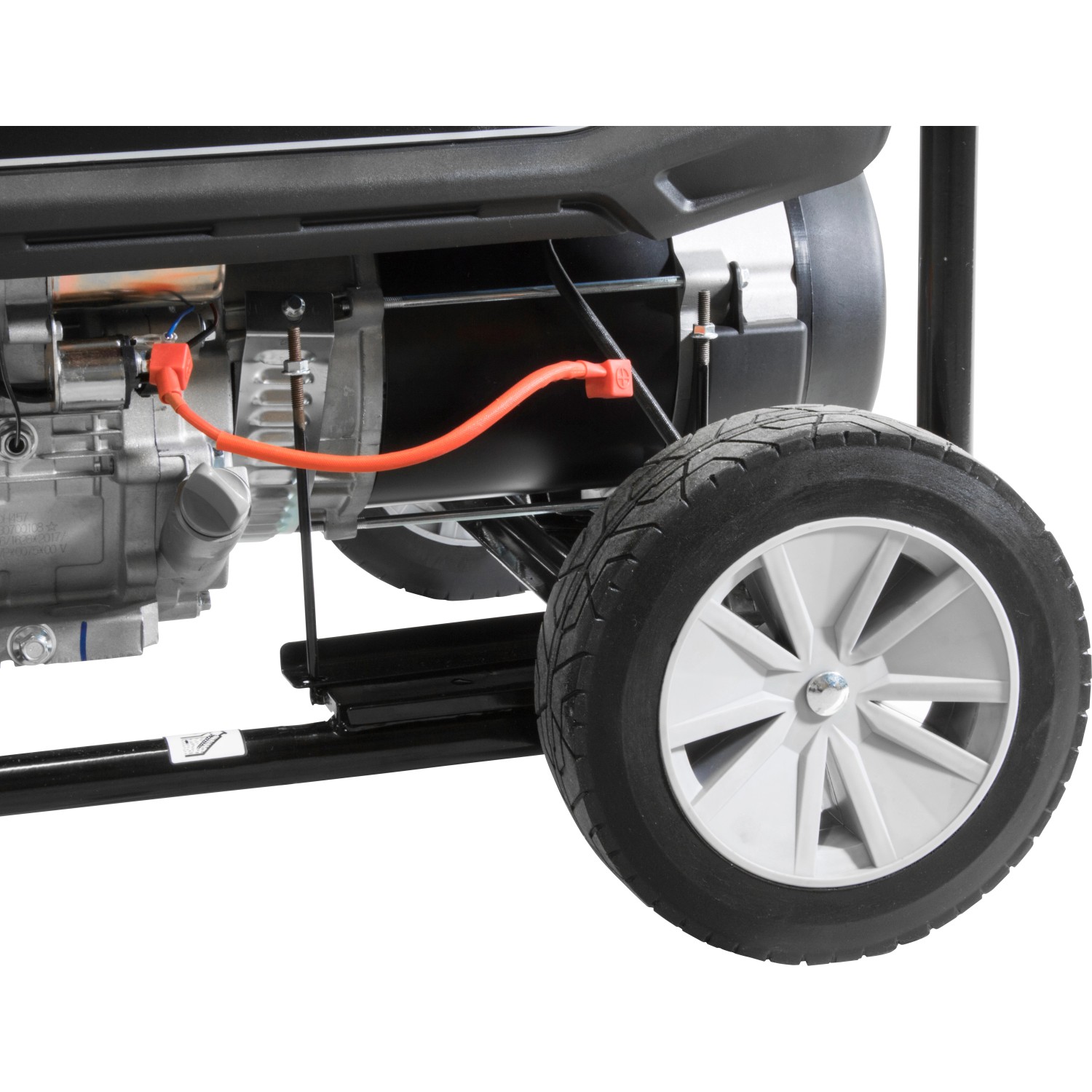 Detailaufnahme: Güde Stromerzeuger GSE 6701 RS Benzin mit Rad und Motorblock.