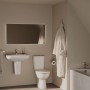 Ideal Standard i.life A Handwaschbecken mit Wandsäule in Weiß im Badezimmer.