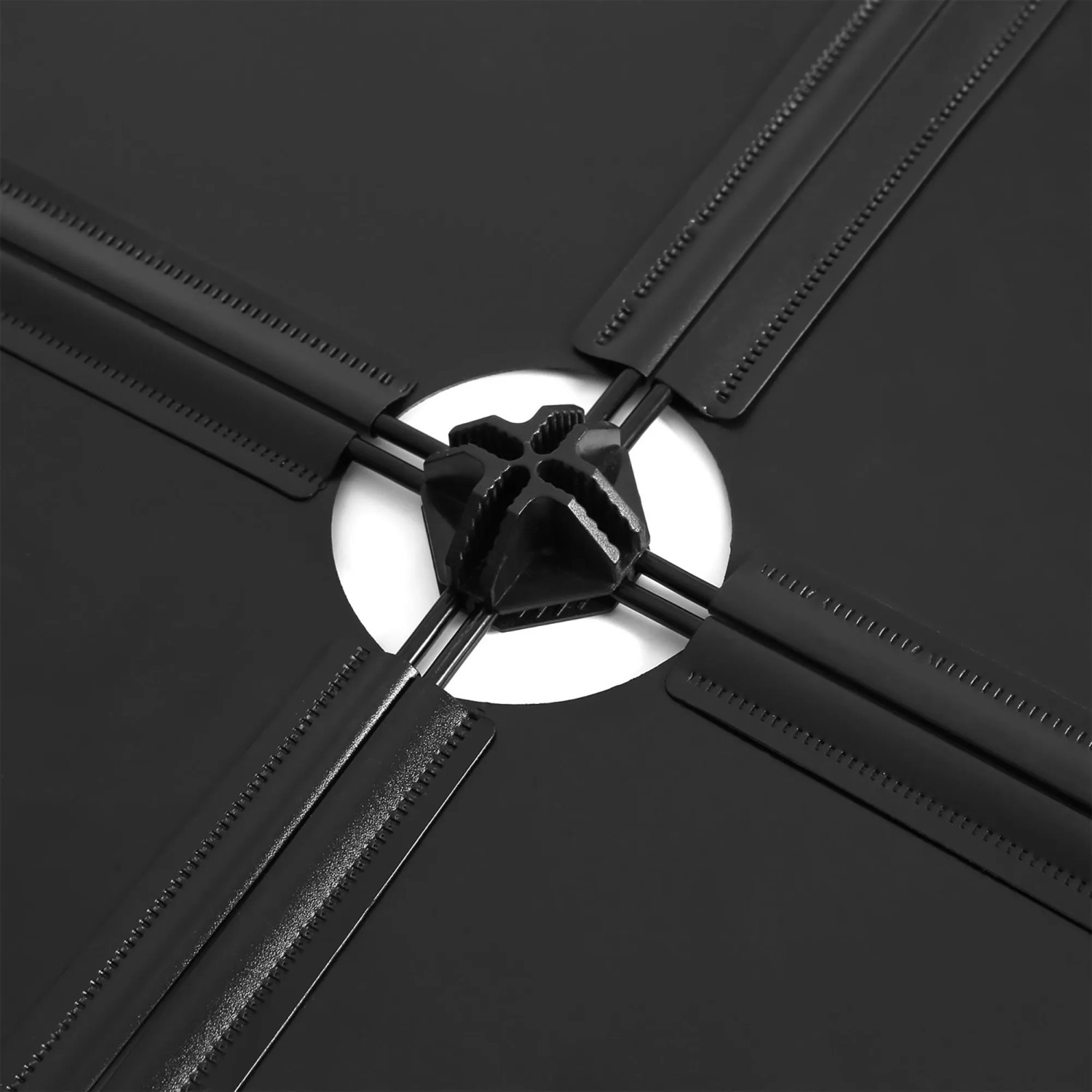 Detailaufnahme: Schwarzes Songmics Regal, 10 Ebenen, Stecksystem mit Verbindungsstück.