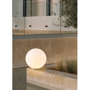 Weiße Eglo Monterolo Außen-Kugelleuchte (Ø 50 cm) als Dekoleuchte für Garten und Terrasse.