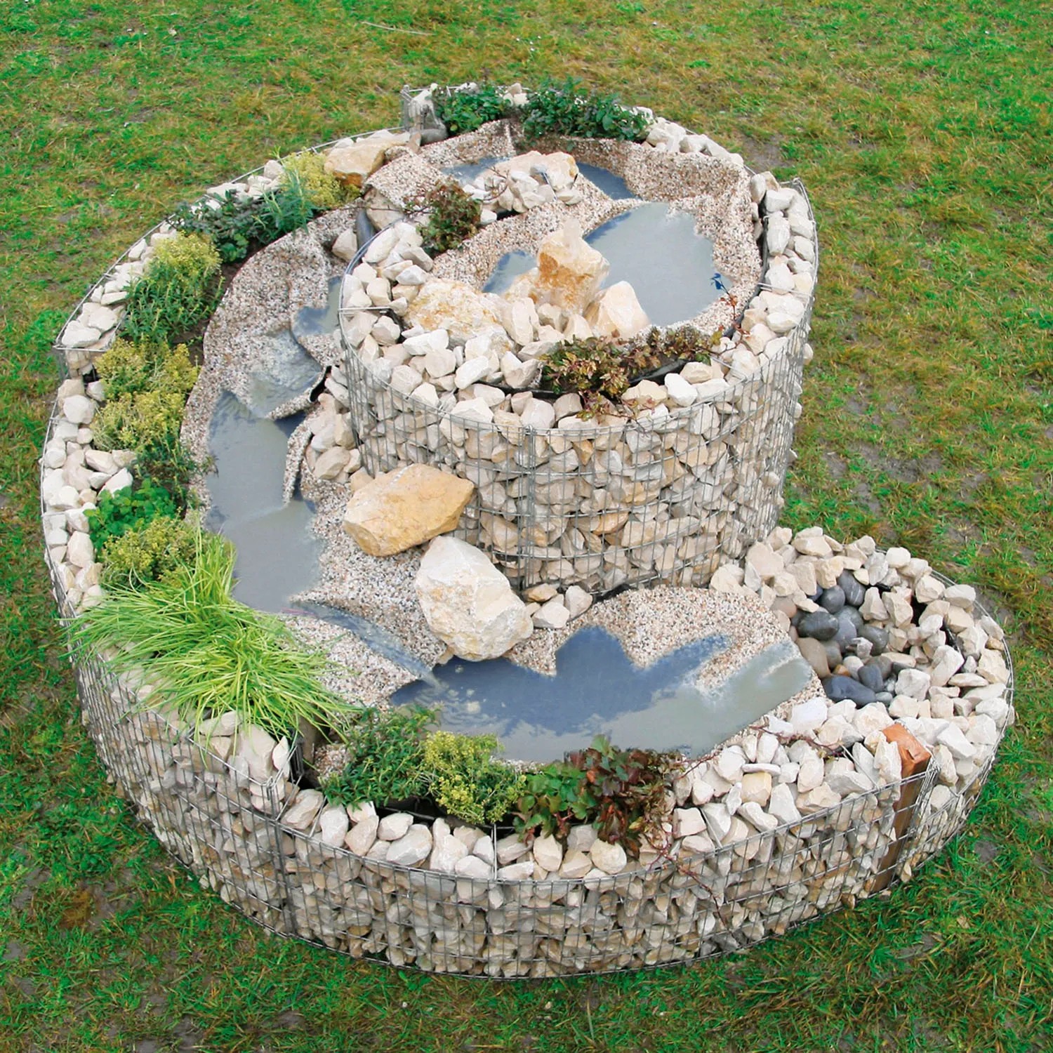Bellissa Gabionen-Kräuterspirale Groß, gefüllt mit Steinen und bepflanzt.