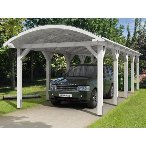 Weißes Skan Holz Bogendach-Carport Franken mit Auto. Einzelcarport mit Doppelstegplatten und gebogener Dachform.