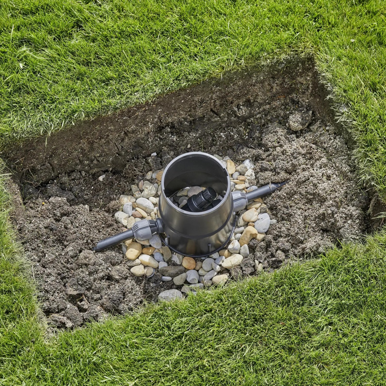 Gardena Druckminderer im Garten installiert, Teil des Sprinkler-Systems.