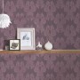 Nahaufnahme der lila Bricoflor Textiltapete mit Barock Ornament Muster im Wohnzimmer.
