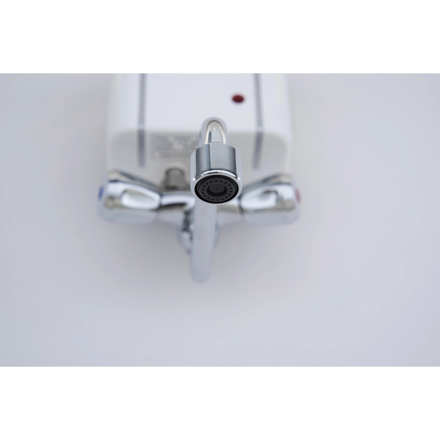 Thermoflow ELEX35ARM Klein-Durchlauferhitzer mit Armatur, Aufsicht. Warmwasser direkt am Waschbecken.