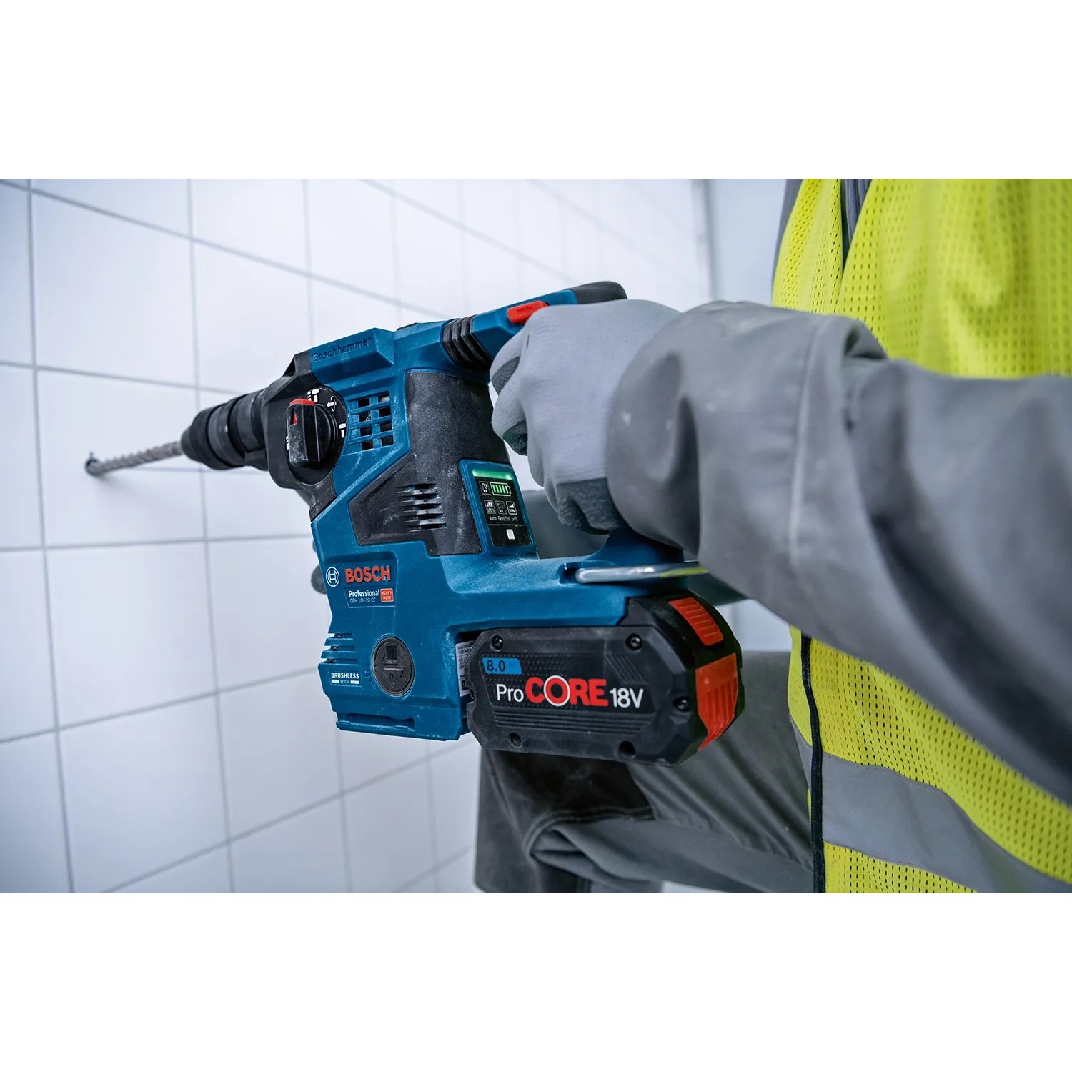 Bosch Professional Akku-Bohrhammer GBH 18V-28 CF beim Bohren in Fliesen.