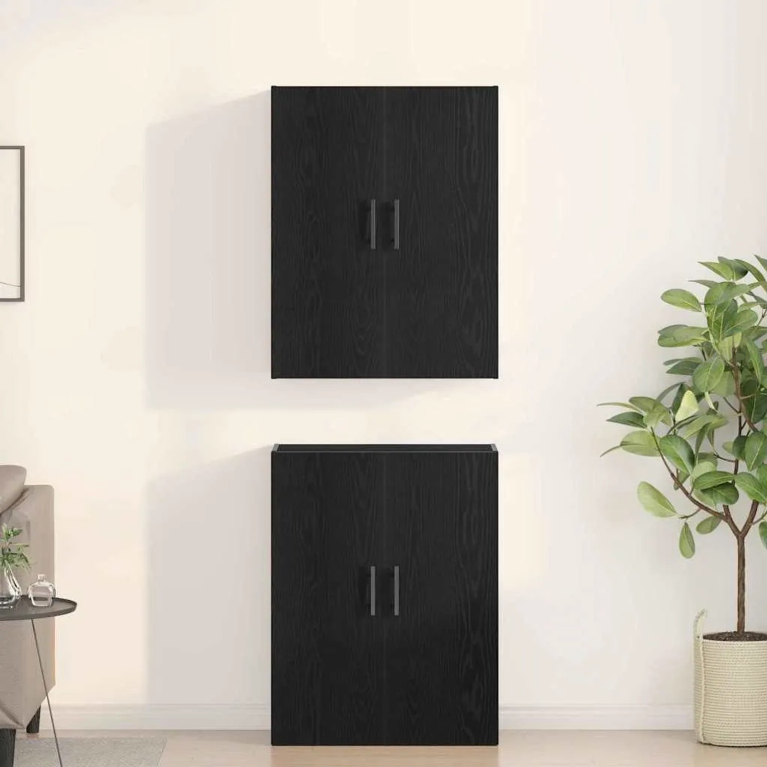 Zwei schwarze Wandschränke in Eichen-Optik als Teil einer Kommode/Sideboard-Kombination.