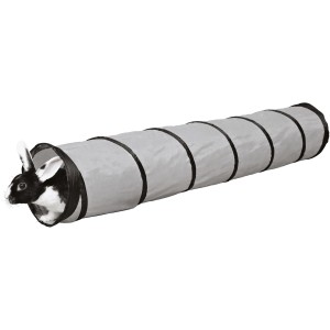 Trixie Spieltunnel für Kaninchen, ø 19 cm x 117 cm, aus Nylon mit Spiralfeder. Kaninchen guckt aus dem Tunnel.