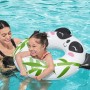 Kind mit Bestway Schwimmring im Panda Design im Pool. Badespaß für Kinder von 3-6 Jahren.