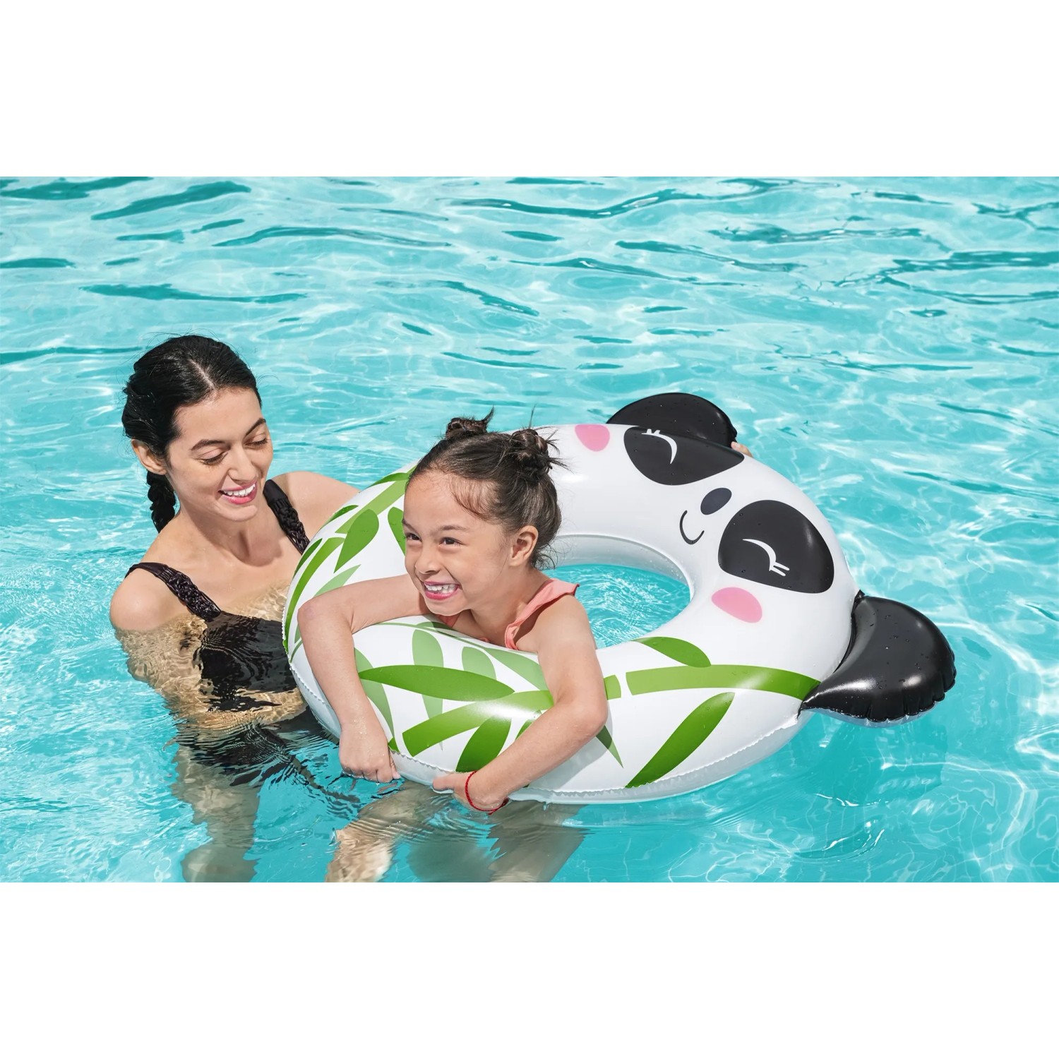 Kind mit Bestway Schwimmring im Panda Design im Pool. Badespaß für Kinder von 3-6 Jahren.
