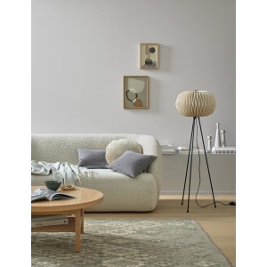 Wohnzimmer mit Alpina Wandfarbe Wolkengrau, Couch, Lampe und Deko.