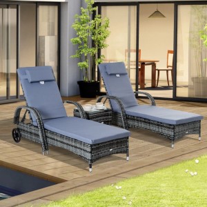 Outsunny Sonnenliegen-Set mit Tisch: 2 graue Rattanliegen mit blauen Auflagen und kleinem Tisch.