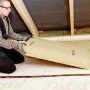 Rockwool Tegarock L Dachbodendämmung WLG 035, 60mm, bei der Verlegung auf dem Dachboden.