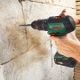 Bosch Advanced Drill 18 V-80 Akku-Bohrschrauber beim Bohren in Steinwand.