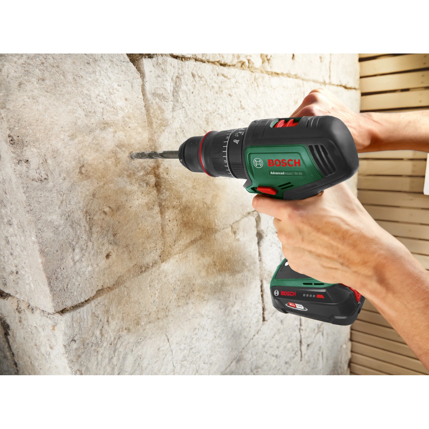 Bosch Advanced Drill 18 V-80 Akku-Bohrschrauber beim Bohren in Steinwand.