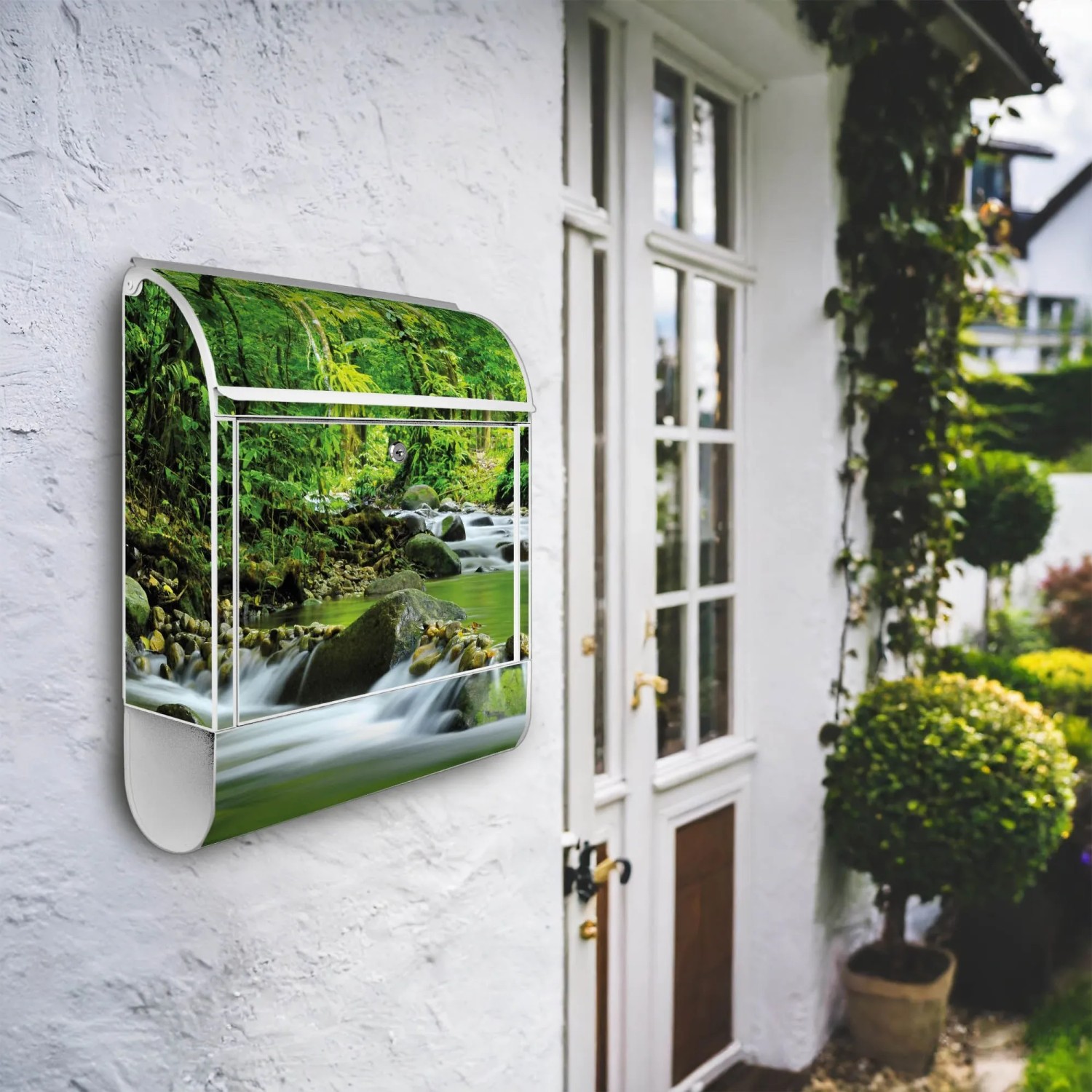 Weißer Design Briefkasten mit Bach-Motiv und Zeitungsfach. Ideal für Wand- oder Zaunmontage.
