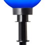 Weiße LED-Gartenleuchte Thore mit blau leuchtender Kugel als Erdspieß.