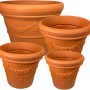 Set aus 4 Terrakotta-farbenen Pflanzgefäßen Rom Mediteran von Mein-Pflanztopf.de, aus Kunststoff mit Relief.