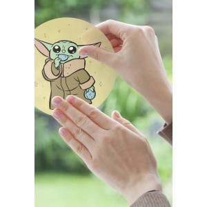 Komar Fenstersticker Grogu Padawan (30x30cm) wird an ein Fenster geklebt.
