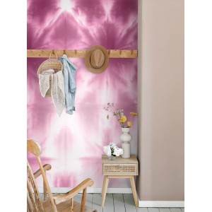 ESTAhome Fototapete mit Tie-Dye Shibori Muster in Tiefrosa, 100x279 cm. Wandfüllende Vliestapete für Wohnraum.