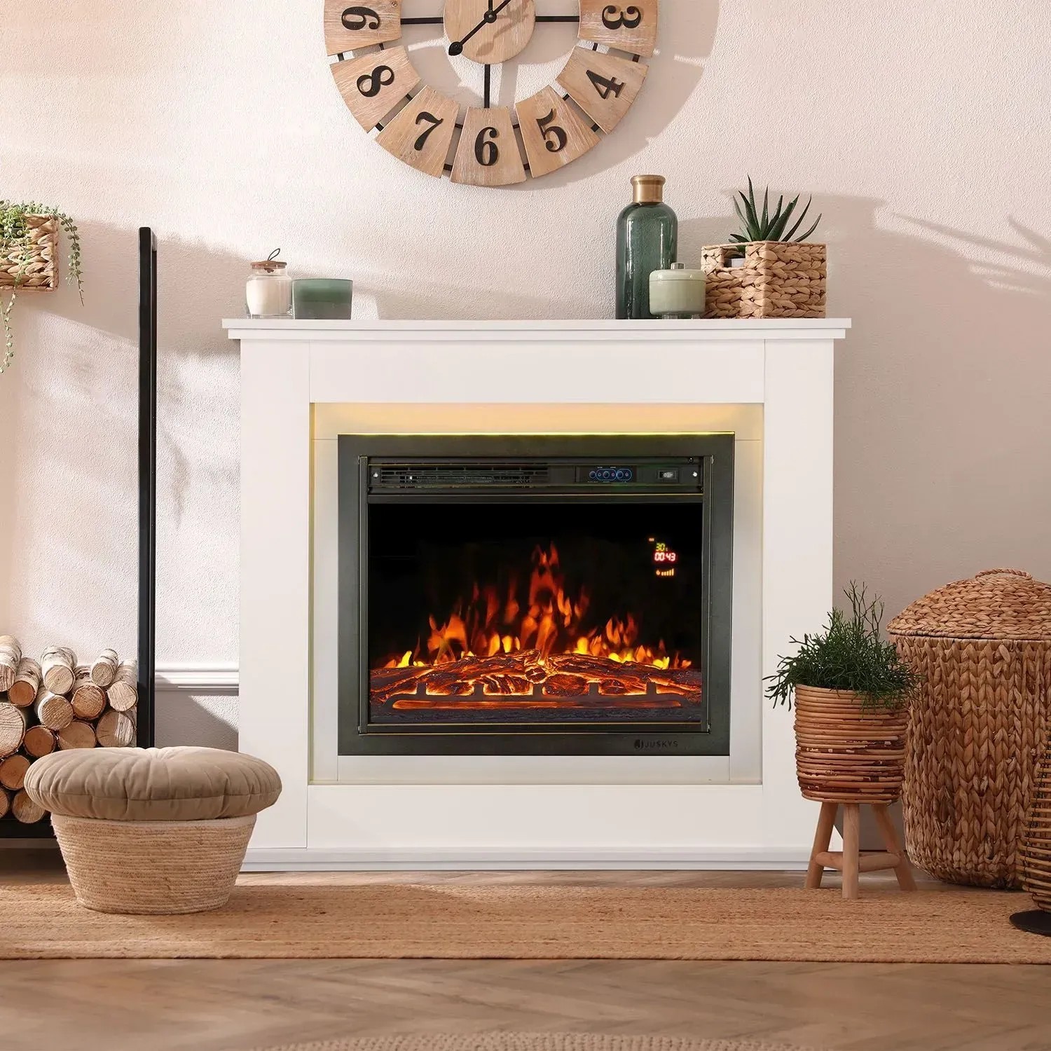 Weißer Juskys Elektrokamin mit Heizung und Flammeneffekt im Wohnzimmer.