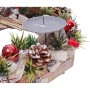 Detailansicht Adventskranz aus Holz mit Metall-Kerzenhalter, roten Kugeln, Beeren, Zapfen und Kunstgrün. Weihnachtsdeko.