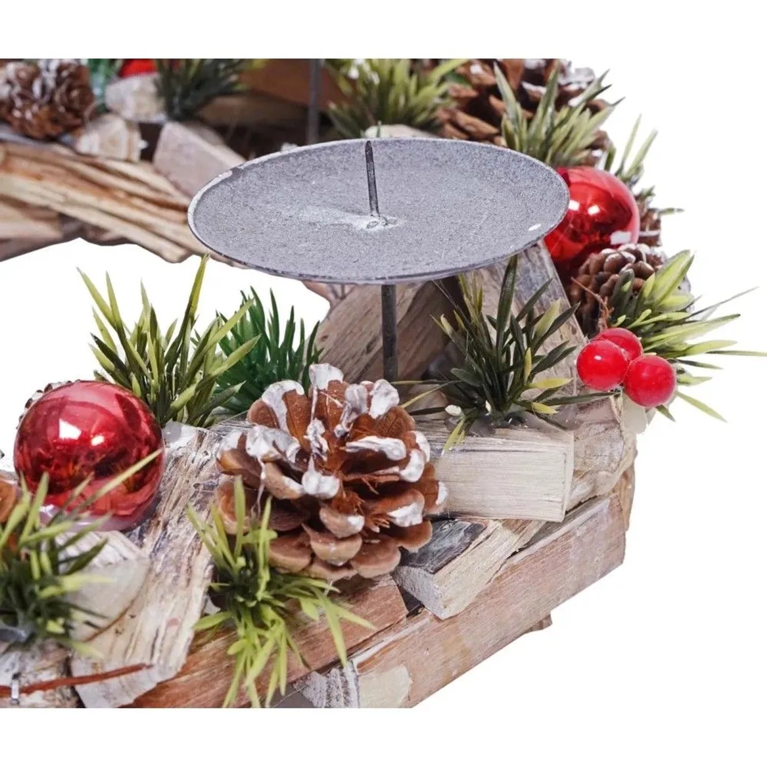 Detailansicht Adventskranz aus Holz mit Metall-Kerzenhalter, roten Kugeln, Beeren, Zapfen und Kunstgrün. Weihnachtsdeko.