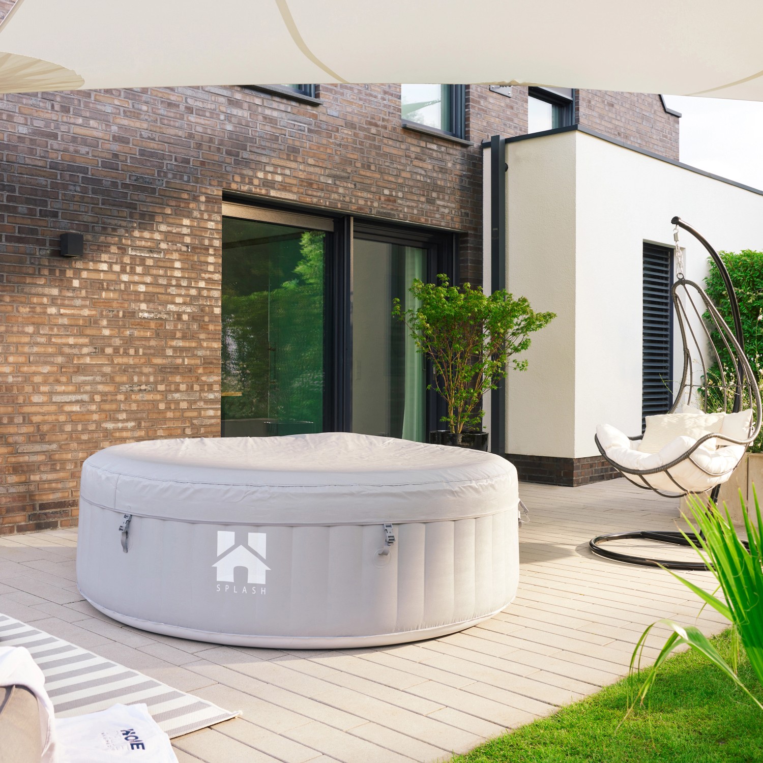 Grauer Home Deluxe Whirlpool Splash Ø 208 cm im Garten. Aufblasbarer Pool mit Abdeckung.