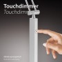 Detailaufnahme: Finger bedient Touchdimmer der Paul Neuhaus LED-Tischleuchte Pino in Altmessing.