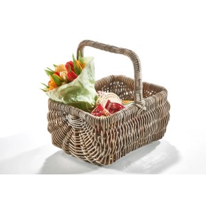 Grauer Kobolo Einkaufskorb ETTA aus Rattan mit Henkel, gefüllt mit Blumen und Lebensmitteln.