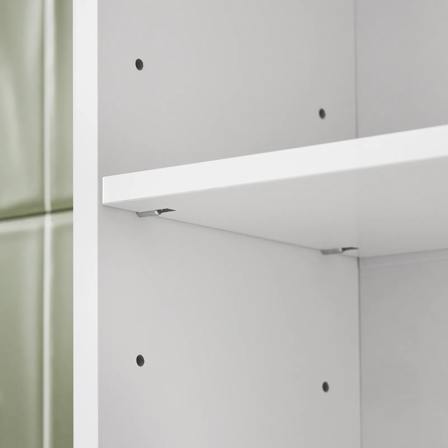 Detailaufnahme: Weißes Toilettenregal/Waschmaschinenschrank mit Regalböden.