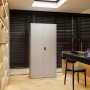 Weißer JAN NOWAK Aktenschrank TOMASZ aus Metall im modernen Büro. Abschließbarer Büroschrank für Ordner.