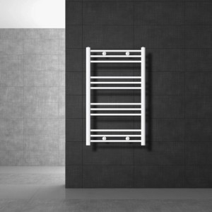 Weißer, gebogener LuxeBath Badheizkörper 600x800mm an dunkler Wand. Elektrischer Handtuchheizkörper für Badezimmer.