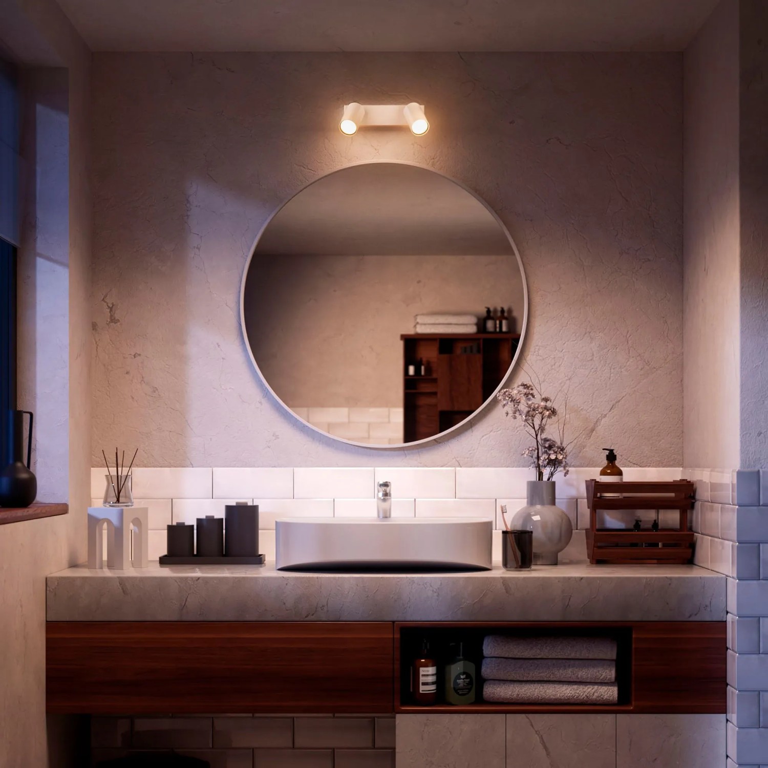 Weißer Idris Doppel-Spot für Badezimmer, spritzwassergeschützt, über rundem Spiegel. Modernes Design, einfache Montage.