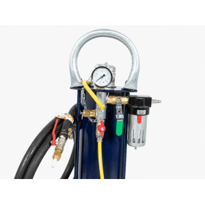 Oberer Teil des AEROCAP 301 Sandstrahlgeräts mit Manometer, Ventilen, gelbem Schlauch und Luftfilter.