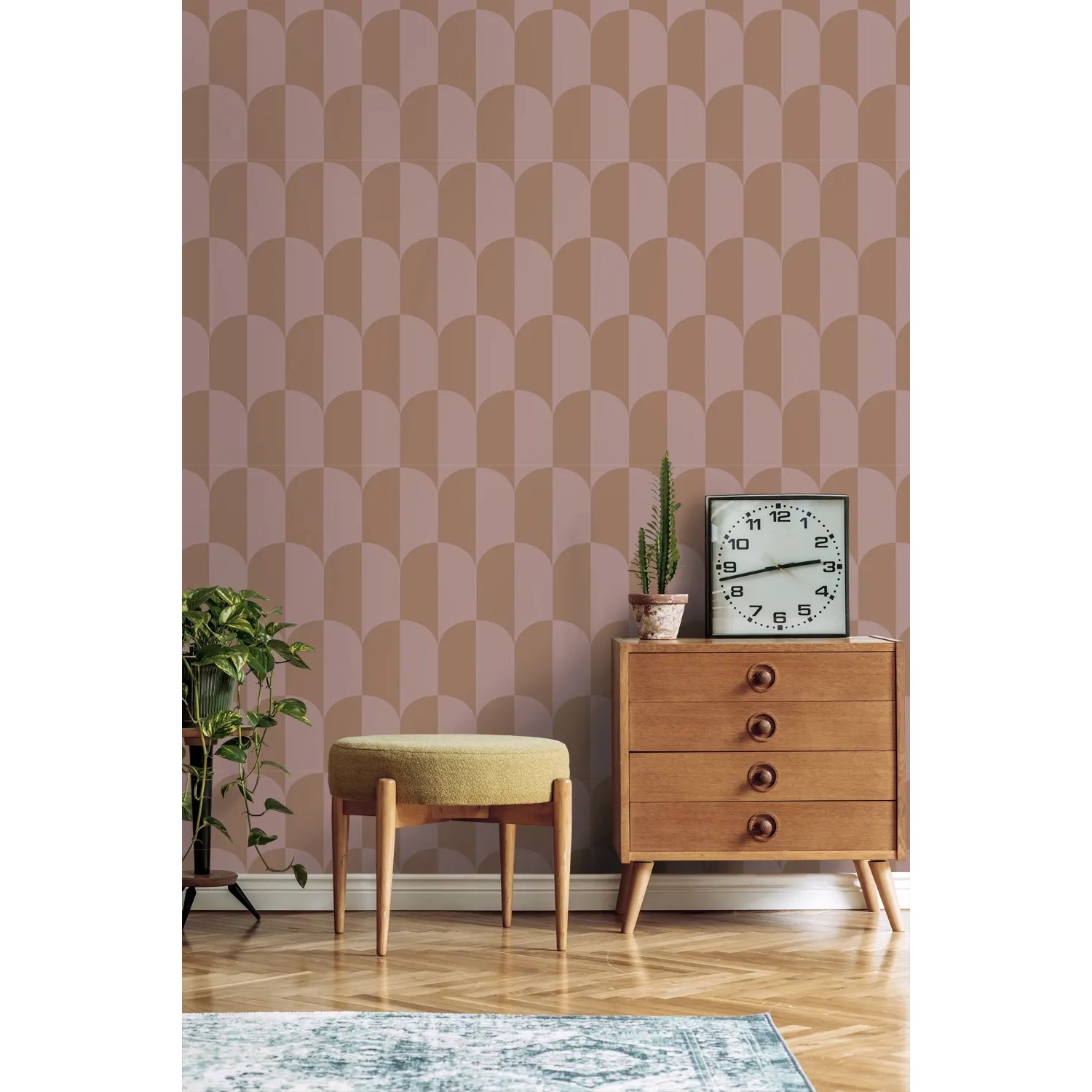 ESTAhome Vliestapete mit Art Decó Muster in Altrosa und Braun. Dekorative Tapete an einer Wand mit Möbeln.