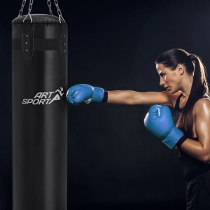 Frau boxt gegen schwarzen ArtSport Boxsack 30kg mit Stahlkette.
