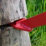 Detailaufnahme: Roter TRUTZHOLM Fällheber im Einsatz am Baumstamm. Gartenhandgerät für effizientes Fällen.