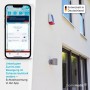 Homematic IP Alarmsirene außen, weiß-rot, mit Solarzelle an Hauswand. Smartphone zeigt App mit Einbruchalarm. Hausautomation.