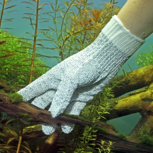 Hand mit JBL Reinigungshandschuh im Aquarium, entfernt Algen von Wurzelholz.
