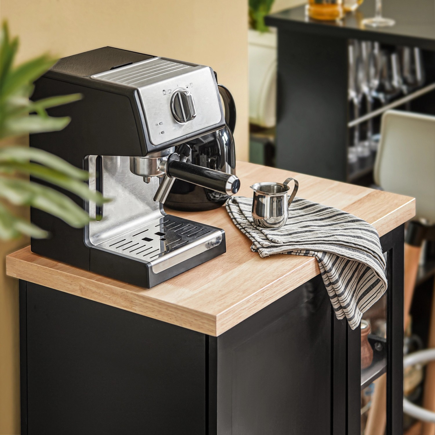 Schwarzer SoBuy Küchenwagen/Servierwagen mit Tür und Kaffeemaschine auf der Ablage.