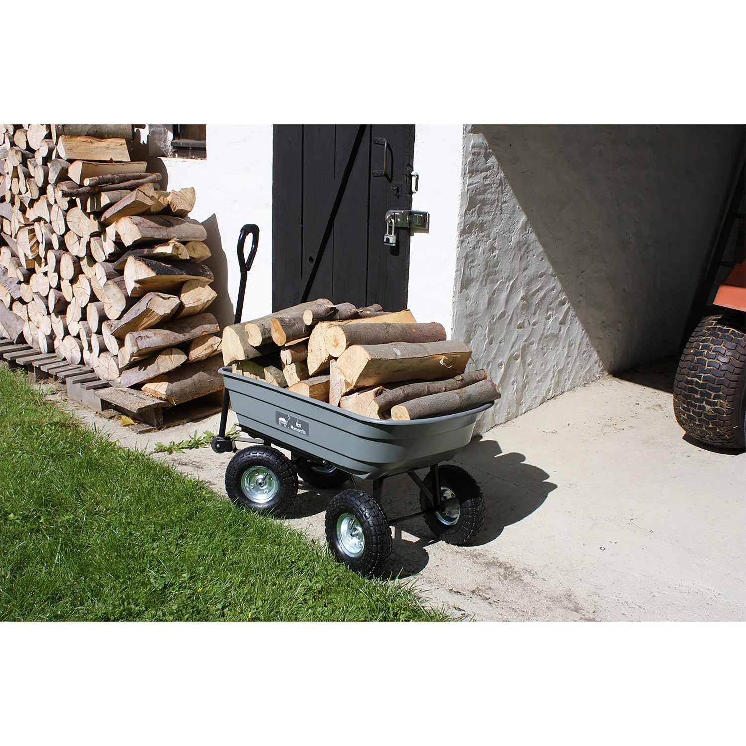 Haemmerlin Gartenwagen mit Kipper 4x4, grau, beladen mit Holz.