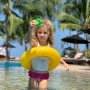 Kind mit gelbem Freds Swim Academy Schwimmreifen im Pool. Schwimmhilfe für Kinder von 4-8 Jahren.