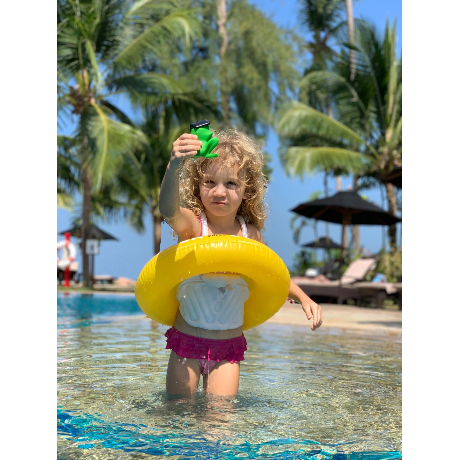 Kind mit gelbem Freds Swim Academy Schwimmreifen im Pool. Schwimmhilfe für Kinder von 4-8 Jahren.
